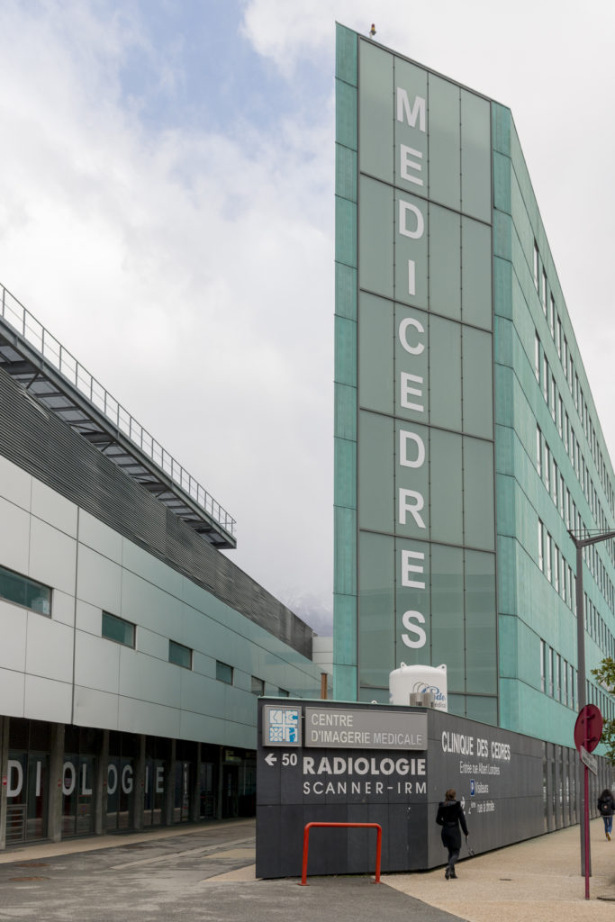 Clinique des Cèdres Médicèdre Echirolles Atelier A Architecte Architecture Art Contemporain Love architecture Culture Photographie Baptiste Gamby photographie d'art architectures Nous souhaitons 2018 riche en images, en édition, en jeunes talents. Nous souhaitons une année curieuse et ouverte à l'autre, à l'inconnu, à la différence. Nous la souhaitons colorée et heureuse. Cette année commence pour nous avec le lancement du N°07 de NiepceBook. Égalité(s), Territoire(s) que montre la photographie contemporaine ? 10 photographes publiés, 10 portfolios pleine page et autant d'interviews-portraits, des chroniques qui ne se publient plus... ou pas encore. Une édition limitée et numérotée. Sans publicité, NiepceBook existe à travers ses lecteurs. Développez une autre presse, nous grandirons avec vous. L'équipe éditoriale SOUTENIR / PRÉACHETER LE N°07 de NIEPCEBOOK SOUTENIR / PRÉACHETER LE N°07 DE NIEPCEBOOK NiepceBook N°07 Choisissez la couverture définitive ! Ce sont les lecteurs qui sélectionnent le visuel de couverture de ce numéro. Nous avons réalisé 10 visuels de couverture, un par artiste. Et vous, quelle couverture choisissez-vous ? CHOISIR LA COUVERTURE Vous ne trouverez jamais la revue en kiosque. Niepcebook est en édition limitée et numérotée, vous la recevez emballée dans un papier de soie opaque et coloré. Vous ne la trouverez pas en kiosque, mais vous pouvez en feuilleter un extrait. Belles découvertes FEUILLETER UN EXTRAIT