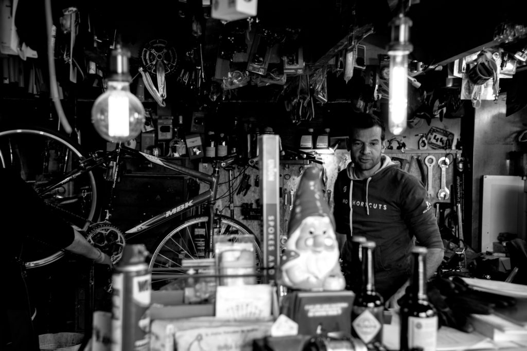 Bike Corner Grenoble, magasin de vélos et de pièces détachées Baptiste Gamby Photographe Grenoble, Portraits, reportage , photographies d'art